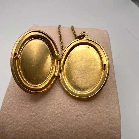 Vintage 1928 Pink Rose Locket on a gold tone chain - Picture 5 of 12